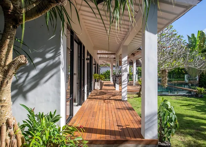 Elegant Living, Secure Swimming! 4br Modern