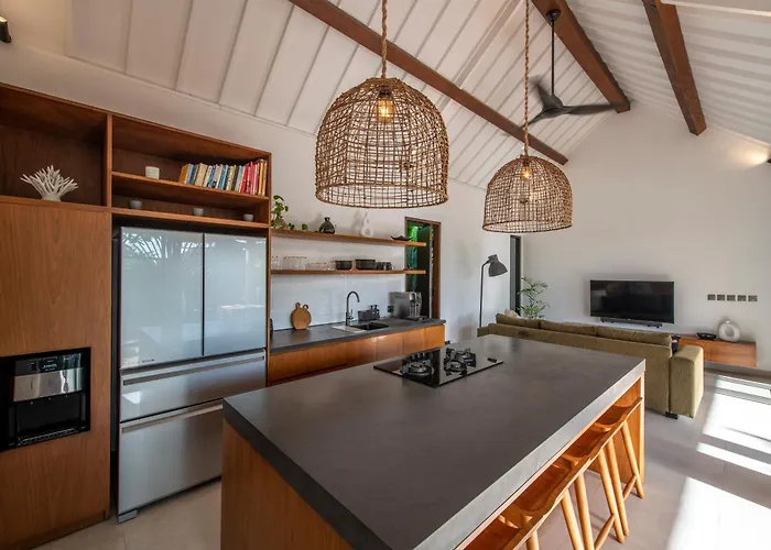 Elegant Living, Secure Swimming! 4br Modern Villa Uluwatu