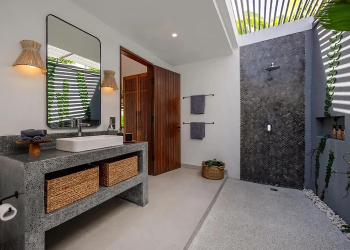 Elegant Living, Secure Swimming! 4br Modern